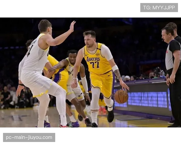 东契奇单挑科林斯撤步三分命中，首节与詹姆斯里夫斯合砍22分